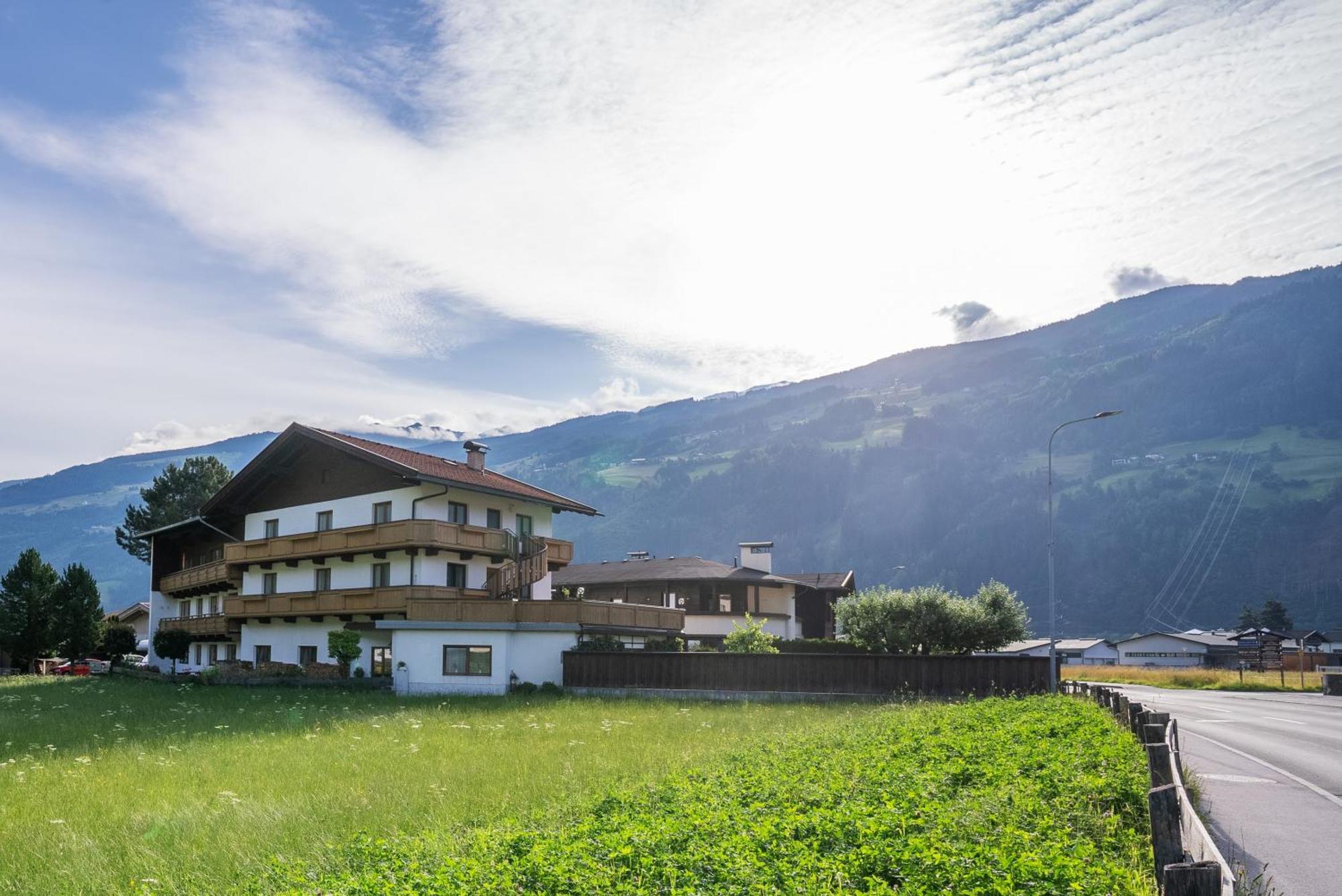 Zell Views Apartments Цель-ам-Циллер Экстерьер фото